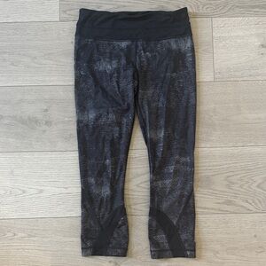 lululemon athletica Black and Gray snake print 3/4 length Leggings